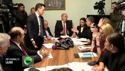 “Të bëjmë mbledhje apo gallatë?”/ Debati Hasani-Balla në komisionin e Punëve të Jashtme: Mos u nxeh tani mor burrë, po nuk durove kaq presion…