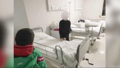 Të braktisur prej 3 ditësh, Ministria e Shëndetësisë: 3 fëmijët dhe e ëma janë në spital!