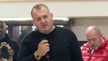 “Të dua më shumë se babanë tim”/ Takimi me qytetarët në Laprakë, demokrati i habit të gjithë me deklaratën për Berishën