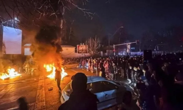 ‘Të gatshëm për të ndihmuar’/ Teherani kërcënon SHBA-në, ndërsa protestat anti qeveritare nuk ndalen