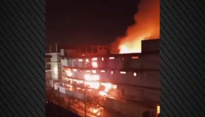 Të paktën 50 të vdekur nga zjarri në një qendër tregtare në Karaçi të Pakistanit