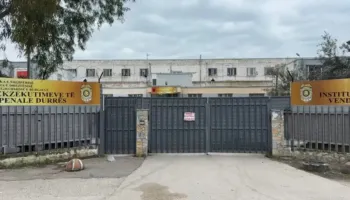 Të paraburgosurit në IEVP e Durrësit po zhvendosen drejt Fierit