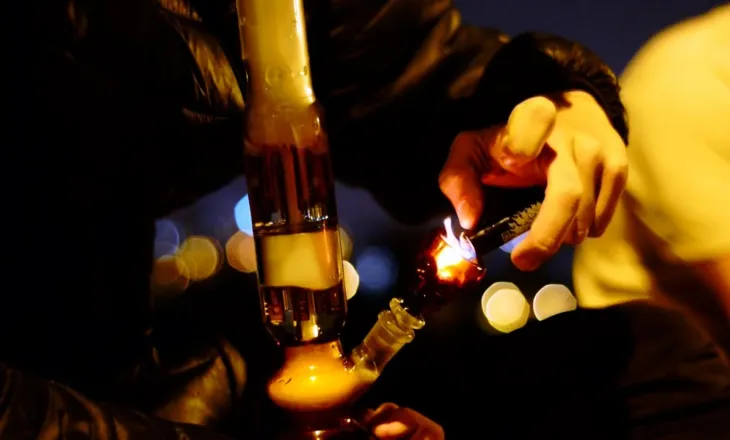 Të rinjtë po eksperimentojnë me produktet e kanabisit