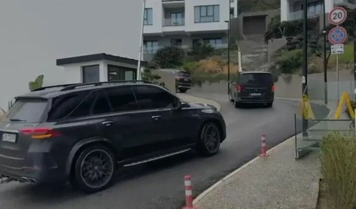 Të shoqëruar nga delegacion/ Nën masa të rrepta sigurie, dhëndri dhe vajza e Trump mbërrijnë në Vlorë, investimet në…