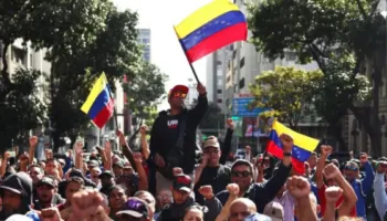 Teksa bota pret konferencën e Trump, mbështetësit e Maduros mbushin rrugët e Karakasit pas arrestimit të tij nga SHBA-të