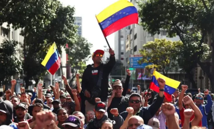 Teksa bota pret konferencën e Trump, mbështetësit e Maduros mbushin rrugët e Karakasit pas arrestimit të tij nga SHBA-të