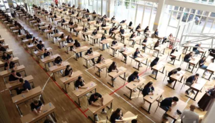 Telefona të ndaluar, penalizime dhe kontrolle më të forta/ Ndryshojnë rregullat e maturës