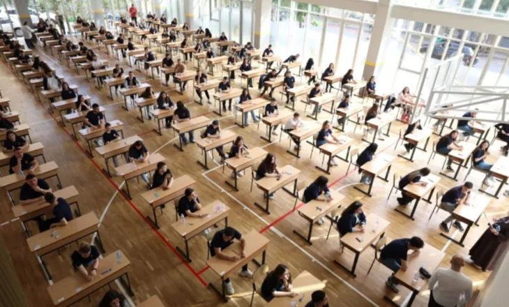 Telefona të ndaluar, penalizime dhe kontrolle më të forta/ Ndryshojnë rregullat e maturës