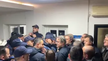 Tension dhe përplasje mes policisë dhe deputetëve në Komisariatin nr.1 në Tiranë
