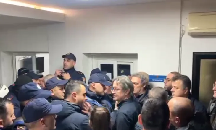 Tension dhe përplasje mes policisë dhe deputetëve në Komisariatin nr.1 në Tiranë