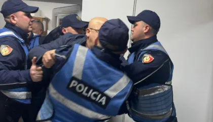 Tension në komisariatin nr.1 në Tiranë, deputetët demokratë përplasen me policinë