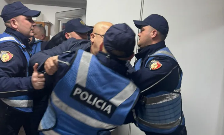 Tension në komisariatin nr.1 në Tiranë, deputetët demokratë përplasen me policinë