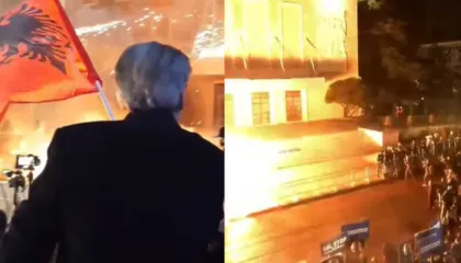 Tensione në protestë, hidhen molotovë drejt Kryeministrisë, policia shpërndan turmën me ujë dhe gaz lotsjellës (VIDEO)