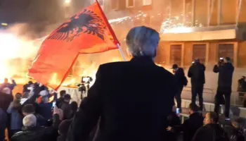 Tensione në protestën e opozitës, hidhen molotovë drejt Kryeministrisë, garda kundërpërgjigjet me gaz lotsjellës