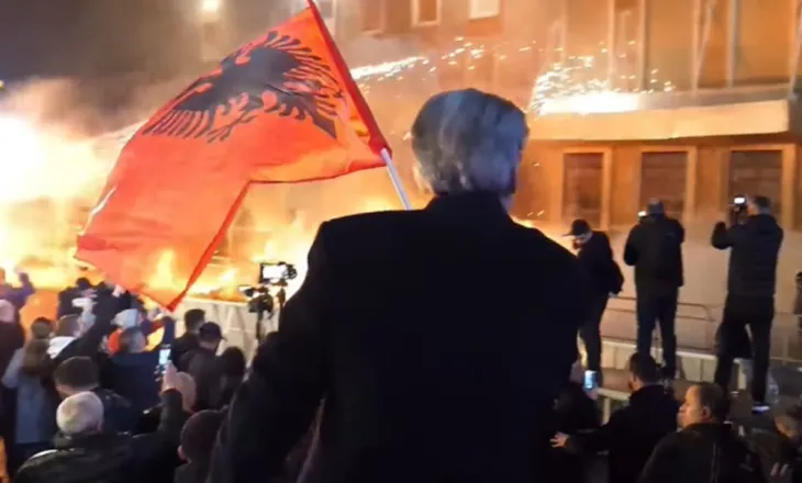 Tensione në protestën e opozitës, hidhen molotovë drejt Kryeministrisë, garda kundërpërgjigjet me gaz lotsjellës