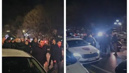 Tensione pas protestës së opozitës, policia pranë selisë së PD-së, deputetët i dalin përpara