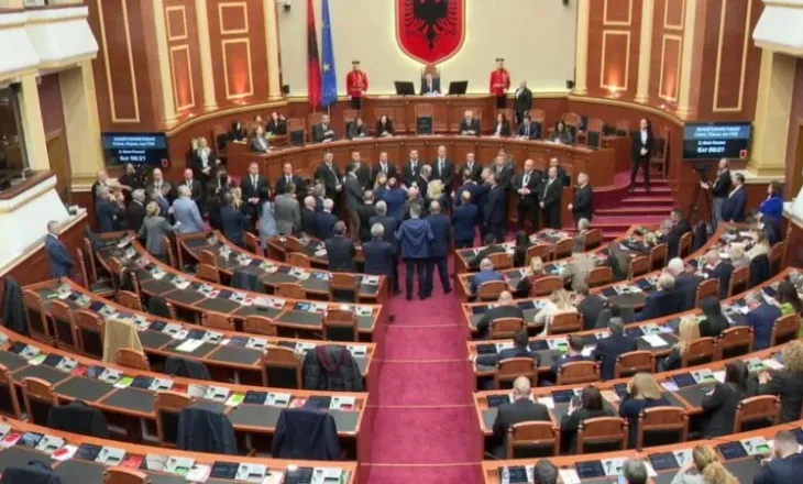 Tensionet në Kuvend/ Avokati: Kjo opozitë nuk motivon më, po bën teatër për…