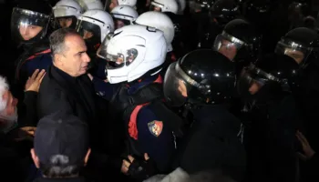 Tensionet në protestë, Berisha: Jeta e qytetarëve në rrezik