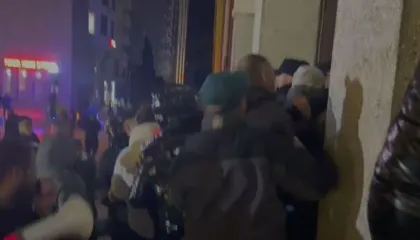 Tensionohet situata në Durrës, Arjan Ndoji dhe Oerd Bylykbashi tentojnë të hyjnë me forcë në Bashki