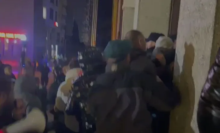 Tensionohet situata në Durrës, Arjan Ndoji dhe Oerd Bylykbashi tentojnë të hyjnë me forcë në Bashki