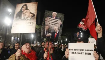 Tensionohet situata në protestën e Lapajt para Kryeministrisë, hidhet miell drejt policëve
