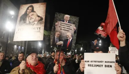 Tensionohet situata në protestën e Lapajt para Kryeministrisë, hidhet miell drejt policëve