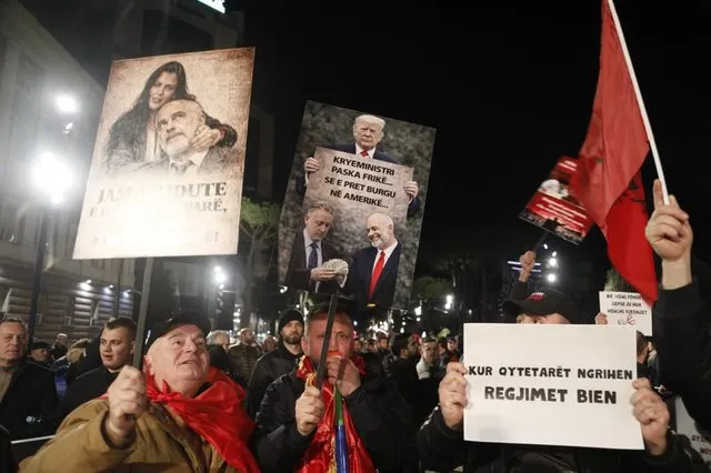 Tensionohet situata në protestën e Lapajt para Kryeministrisë, hidhet miell drejt policëve