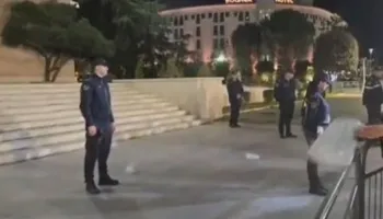Tensionohet situata në protestën e “Shqipëria Bëhet” para Kryeministrisë, hidhet miell drejt policëve (FOTO+VIDEO))