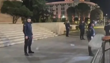 Tensionohet situata në protestën e “Shqipëria Bëhet” para Kryeministrisë, hidhet miell drejt policëve (FOTO+VIDEO))