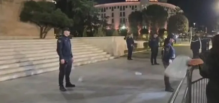Tensionohet situata në protestën e “Shqipëria Bëhet” para Kryeministrisë, hidhet miell drejt policëve (FOTO+VIDEO))