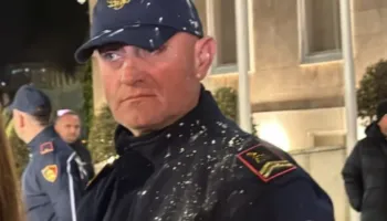 Tensionohet situata në protestën para Kryeministrisë, hidhet miell drejt policisë