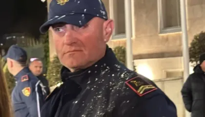 Tensionohet situata në protestën para Kryeministrisë, hidhet miell drejt policisë