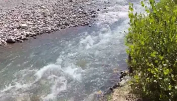 Tentoi të kalonte lumin dhe e mori rrjedha e ujit, humb jetën 66-vjeçari në Mat