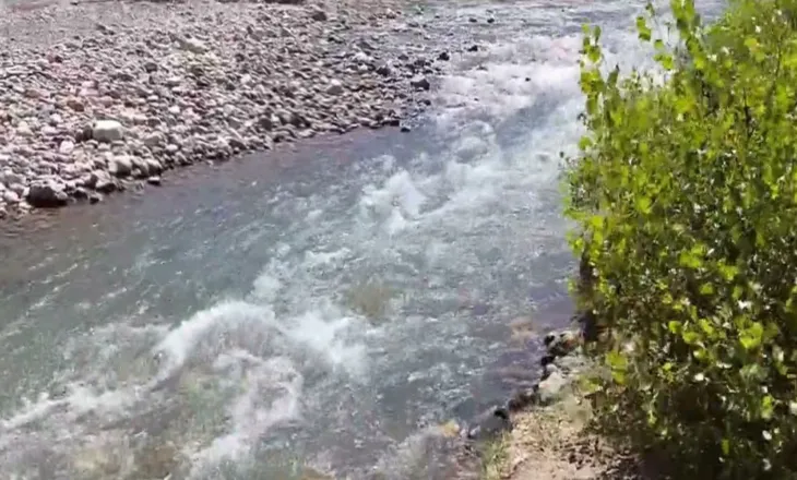 Tentoi të kalonte lumin dhe e mori rrjedha e ujit, humb jetën 66-vjeçari në Mat