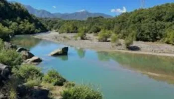 Tentoi të kalonte lumin Mat dhe e mori rrjedha e ujit, gjendet i pajetë 66-vjeçari në Klos