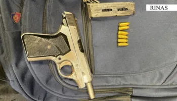 Tentoi të kalonte në Rinas me armë zjarri në valixhe, arrestohet 36-vjeçari