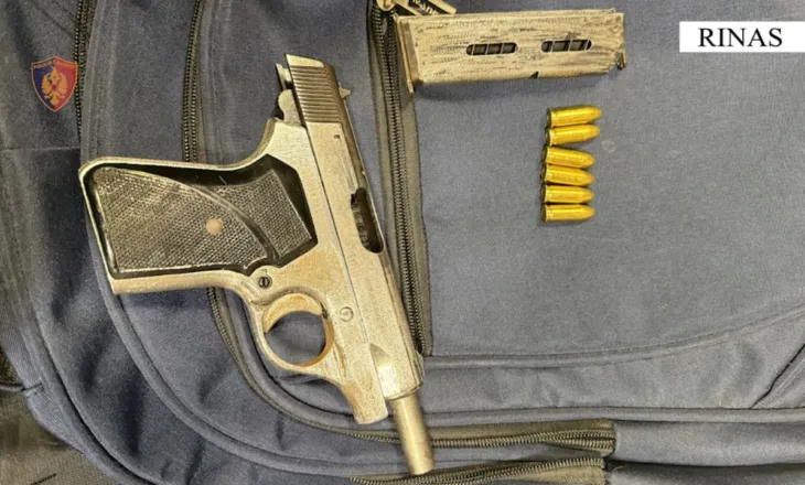 Tentoi të kalonte në Rinas me armë zjarri në valixhe, arrestohet 36-vjeçari