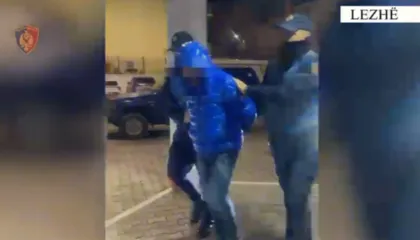 Tentoi t’i largohej policisë me çantën me armë zjarri, arrestohet 37-vjeçari në Lezhë, procedohet penalisht dhe vëllai i tij
