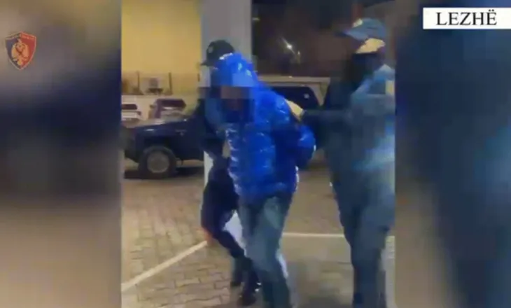 Tentoi t’i largohej policisë me çantën me armë zjarri, arrestohet 37-vjeçari në Lezhë, procedohet penalisht dhe vëllai i tij