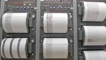 Tërmeti me magnitudë 6.5 ballë godet Meksikën. Momenti kur presidentja e vendit ndërpret konferencën