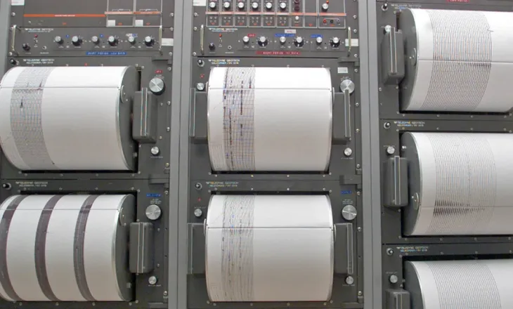 Tërmeti me magnitudë 6.5 ballë godet Meksikën. Momenti kur presidentja e vendit ndërpret konferencën