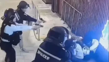 Terror në qendër tregtare në Hong Kong, policia neutralizon sulmuesin me armë zjarri, e qëllon 5 herë (VIDEO e rëndë)