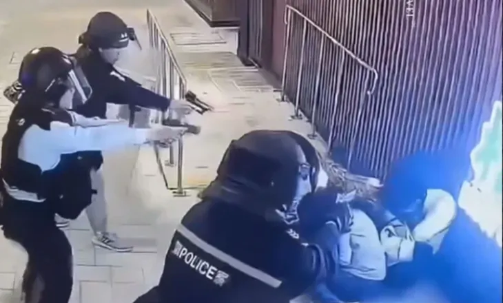 Terror në qendër tregtare në Hong Kong, policia neutralizon sulmuesin me armë zjarri, e qëllon 5 herë (VIDEO e rëndë)