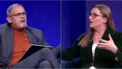 “Tezes së Lapajt i ka rënë halli, ti merresh me veshjen”/ Gazetarët përplasen në studio: S’po i ndodh asgjë që nuk i..