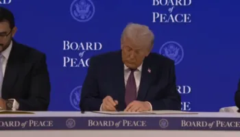 Themelohet Bordi i Paqes, liderët nënshkruajnë dokumentin/ Firmos Trump: Këtu janë të gjithë liderët që dua!