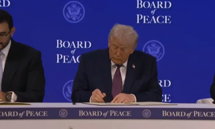 Themelohet Bordi i Paqes, liderët nënshkruajnë dokumentin/ Firmos Trump: Këtu janë të gjithë liderët që dua!