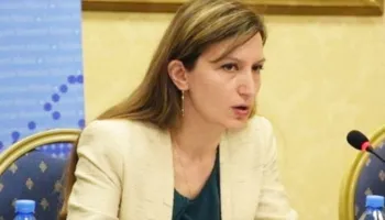 Theu ‘arrestin shtëpiak’ për t’i djegur makinën ish-partnerit, arrestohet ish-drejtoresha e Ministrisë së Brendshme