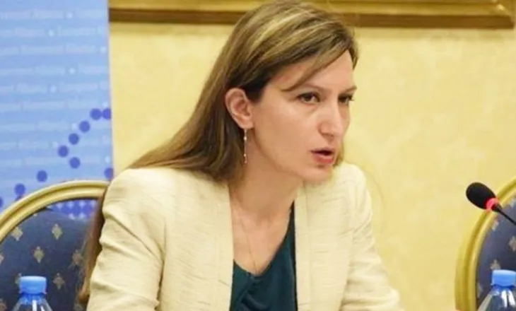 Theu ‘arrestin shtëpiak’ për t’i djegur makinën ish-partnerit, arrestohet ish-drejtoresha e Ministrisë së Brendshme