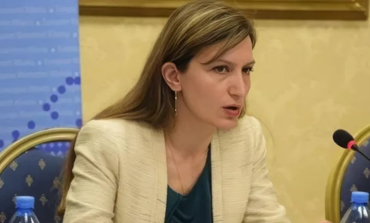 Theu masën e arrestit në shtëpi dhe tentoi t’i vinte flakën makinës së ish-partnerit, arrestohet zyrtarja e Ministrisë së Brendshme