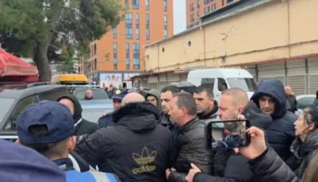 “Ti e ke fajin!” Sherr mes tregtarëve dhe përgjegjesit te “5 Maji”, ndërhyn policia